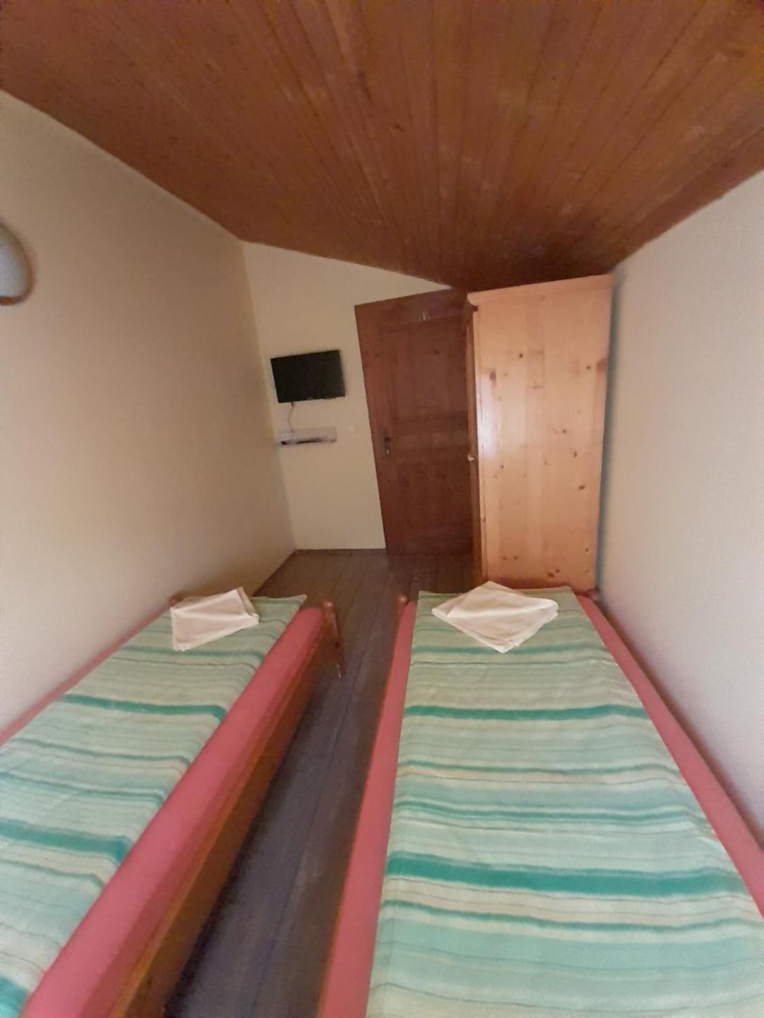 Guest House Lorian Madzhare Ngoại thất bức ảnh