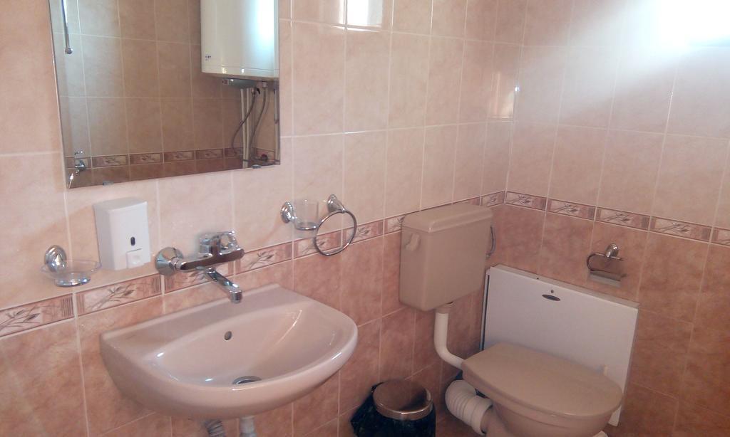 Guest House Lorian Madzhare Ngoại thất bức ảnh