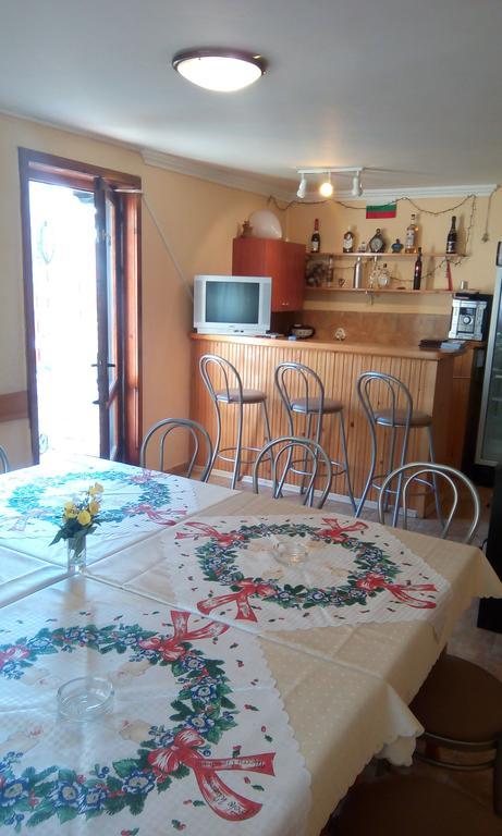 Guest House Lorian Madzhare Ngoại thất bức ảnh