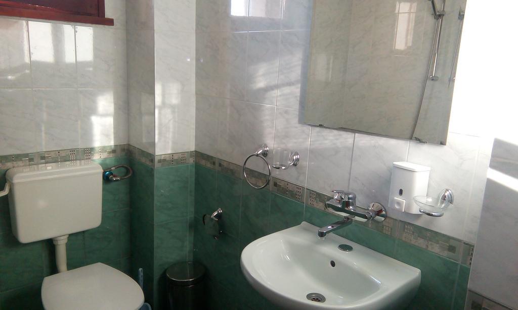 Guest House Lorian Madzhare Ngoại thất bức ảnh